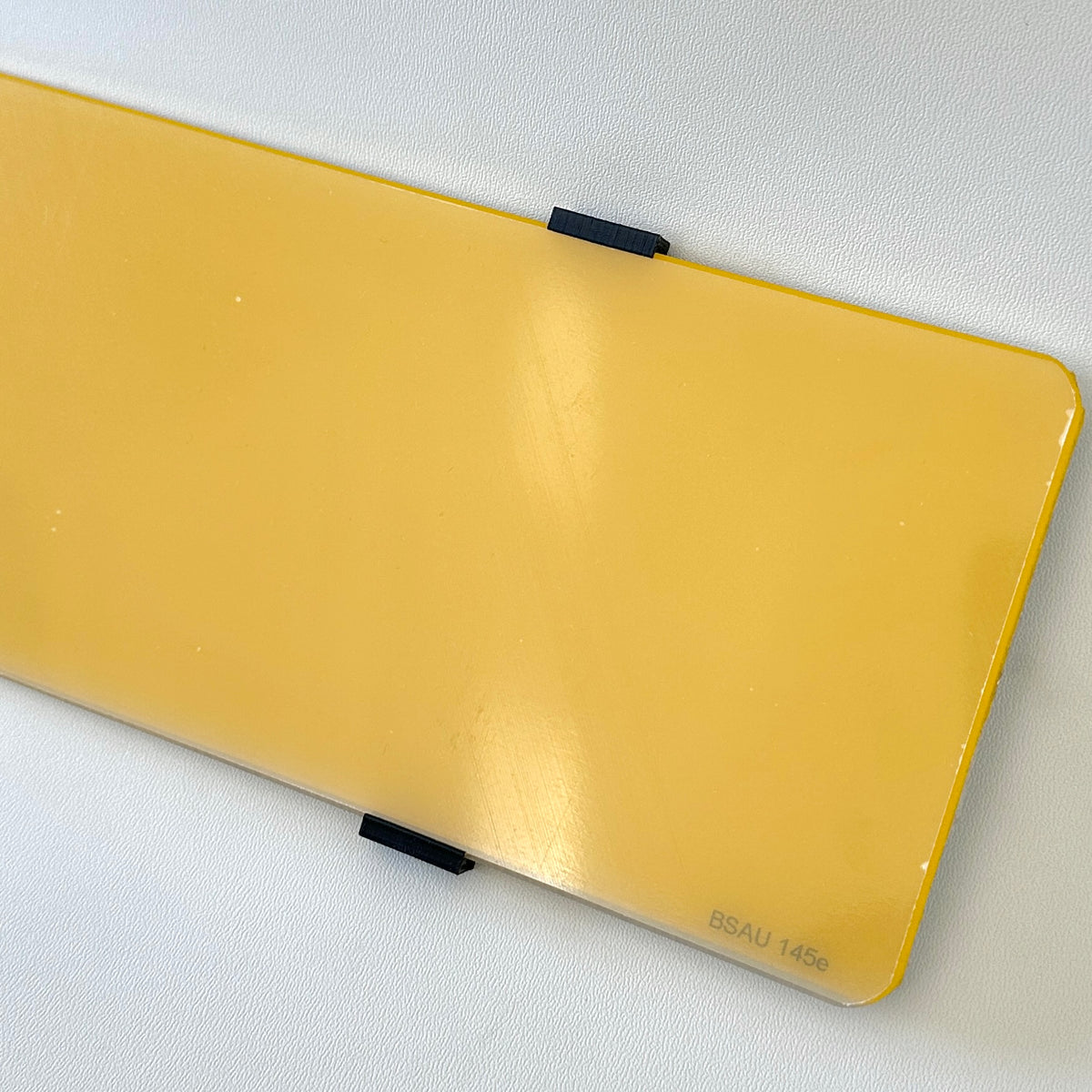 Number plate slide fitting for quick, screw-free plate changes